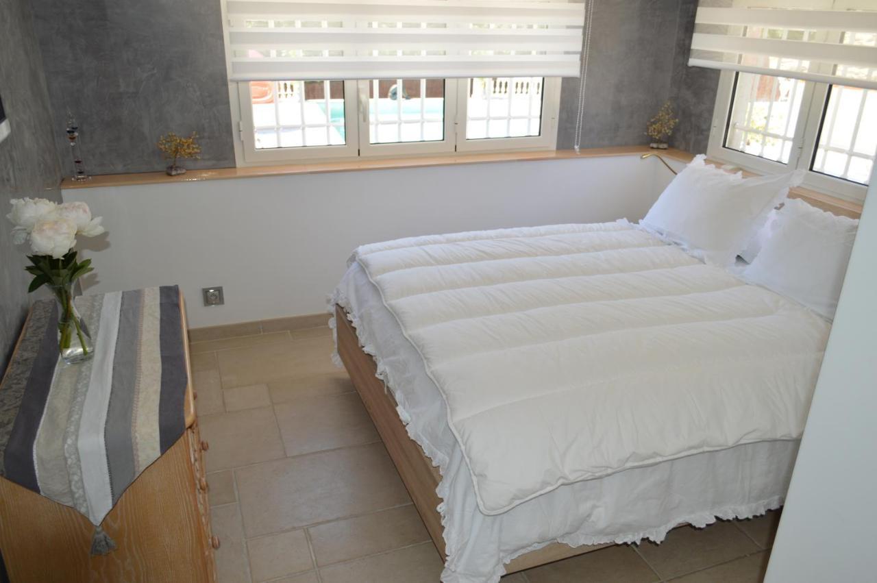 Villa Jalna Chambre, Suites Et Appartement Roquefort Les Pins Exterior foto